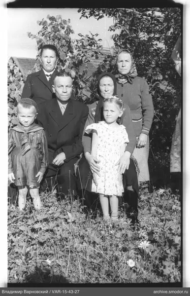 Gruppenporträt mit Familie und Kindern