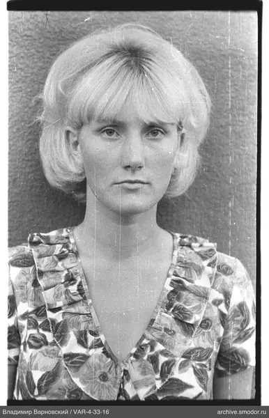 Porträt einer Frau mit Blumenbluse