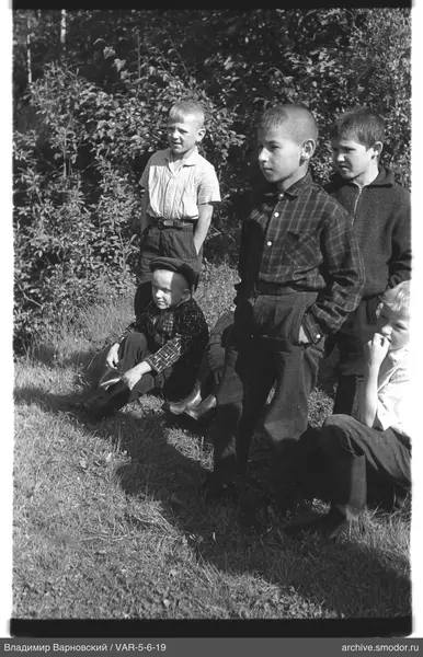 Gruppe von Jungen auf dem Gras