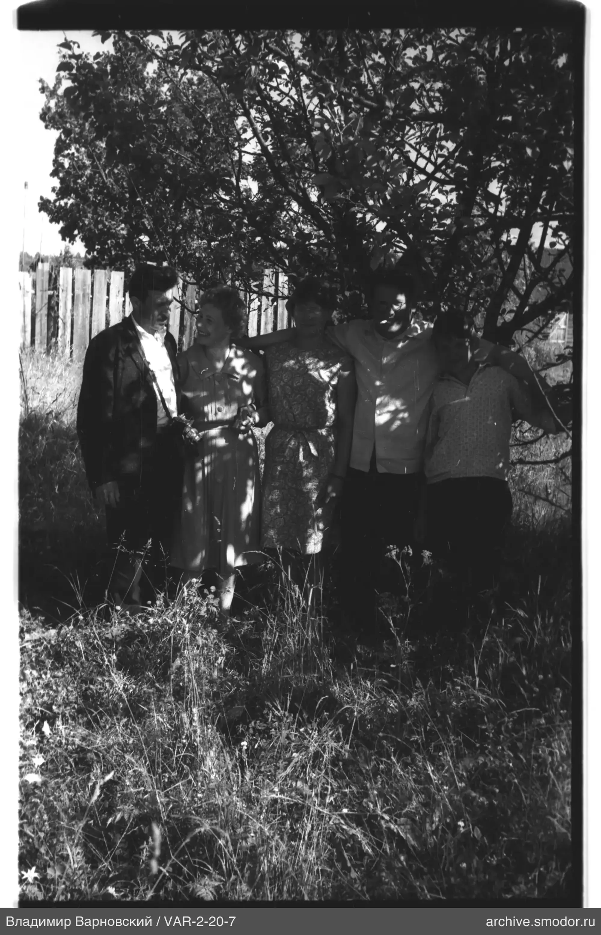 Gruppe von Menschen im Gras unter einem Baum
