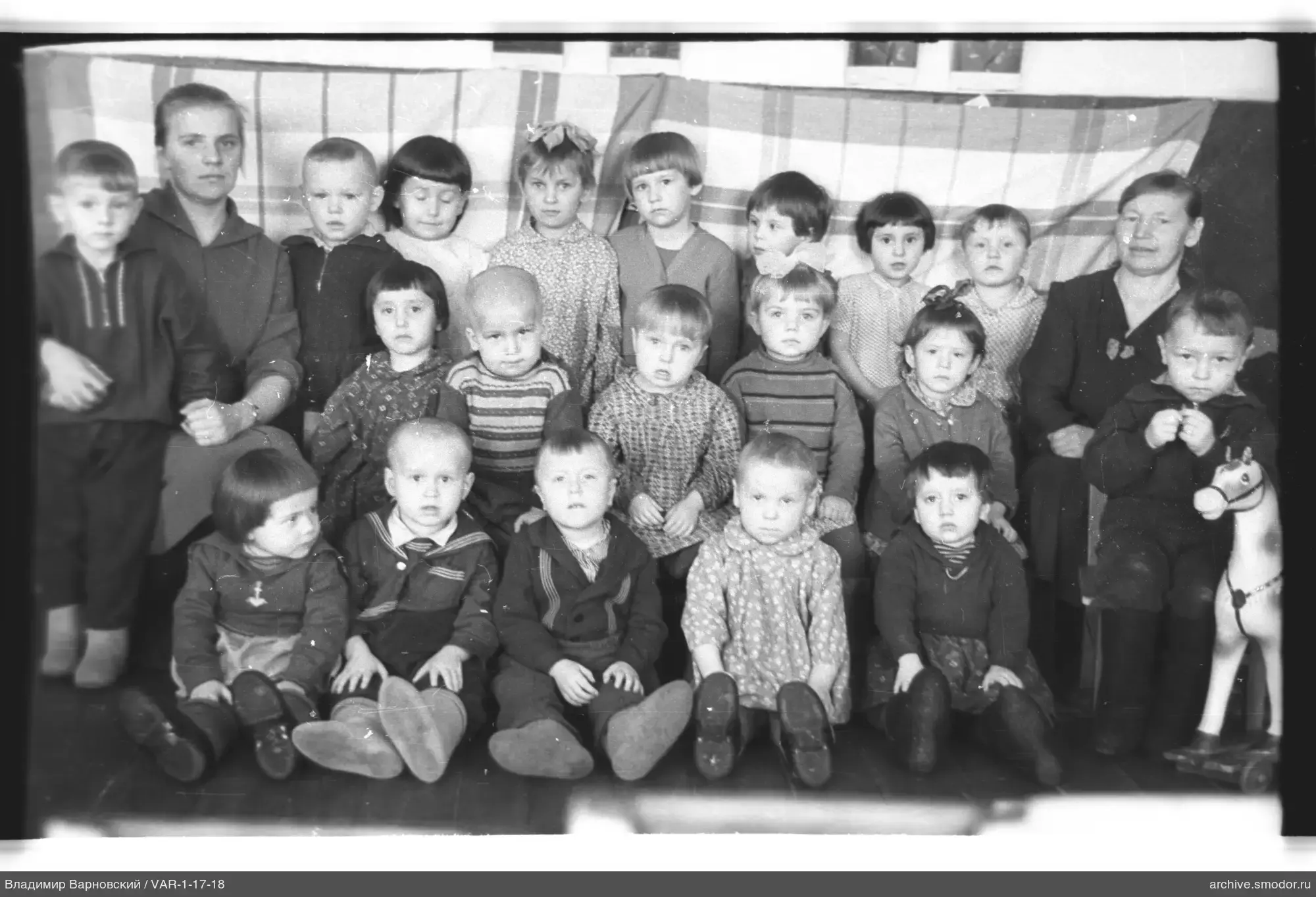 Gruppenporträt von Kindern und Frauen