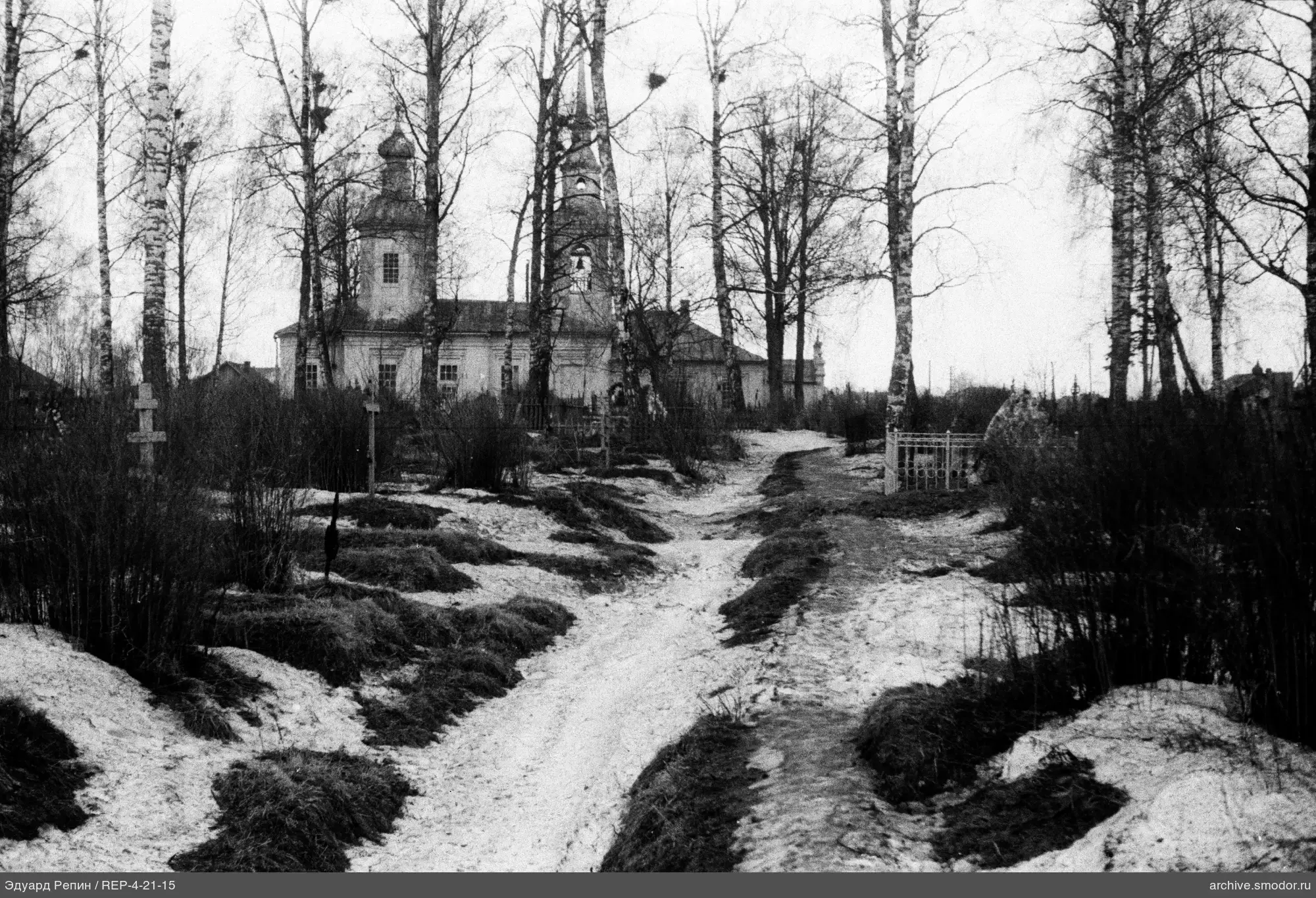 Kirche mit Kuppeln und Glockenturm