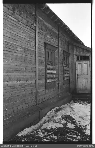 Holzwand mit Fenstern und Tür