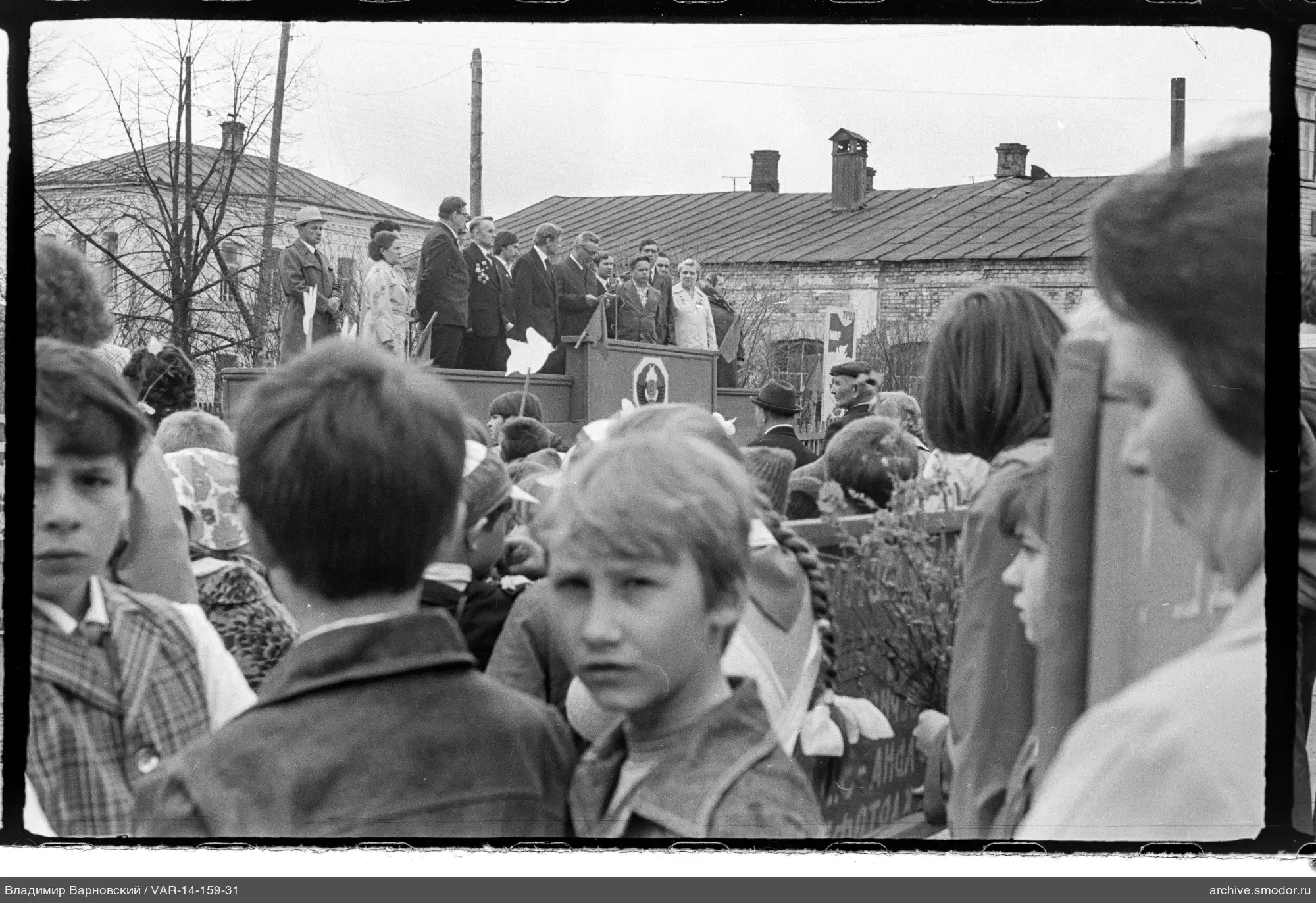 Gruppe von Kindern und Erwachsenen mit Papier-Tauben