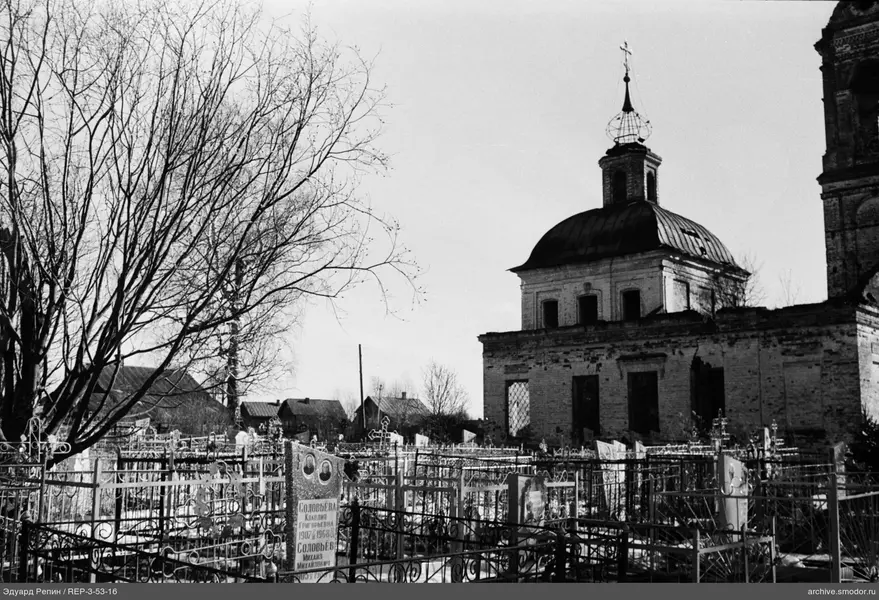 Фотография кладбища и церкви
