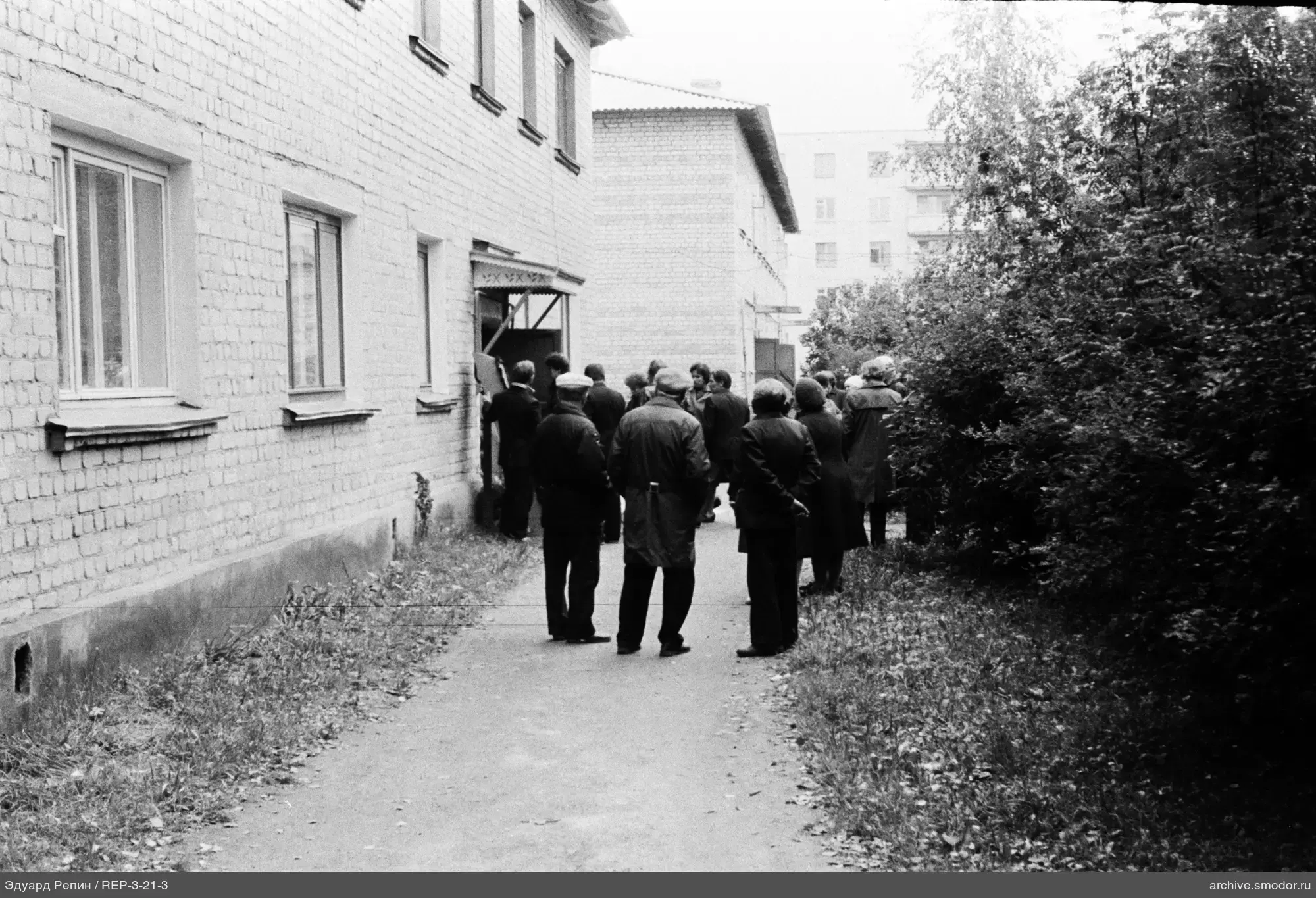 Группа у кирпичного здания