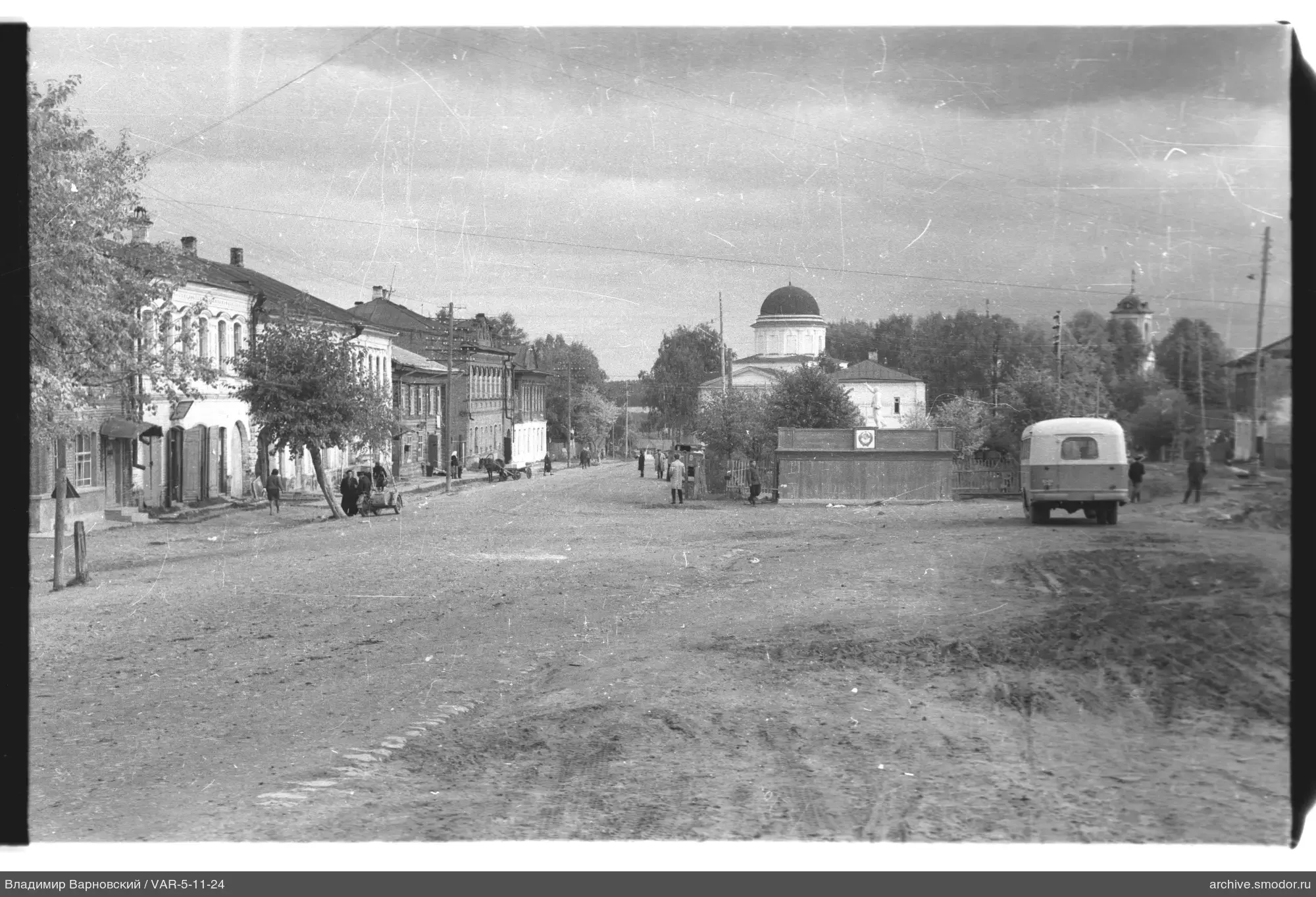Общий вид улицы с зданиями и статуей