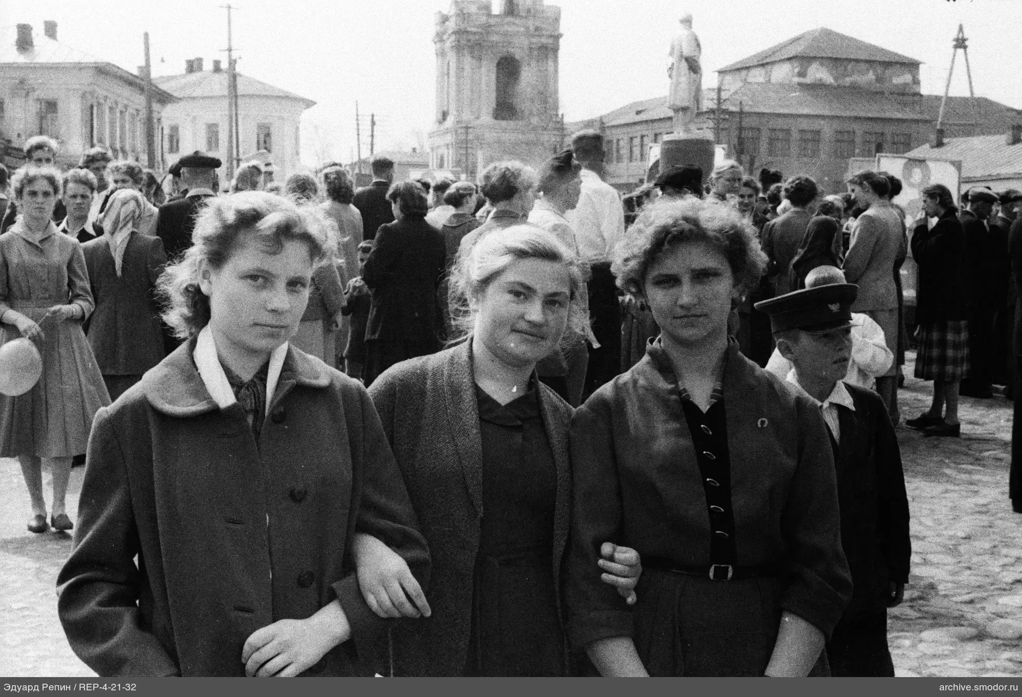 Gruppenaufnahme mit Frauen und einem Jungen
