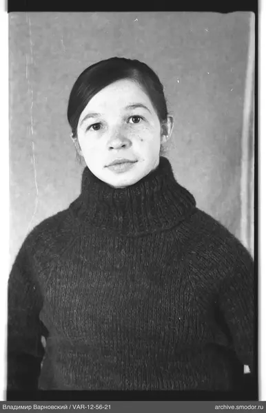 Porträt einer Frau mit dunklem Pullover