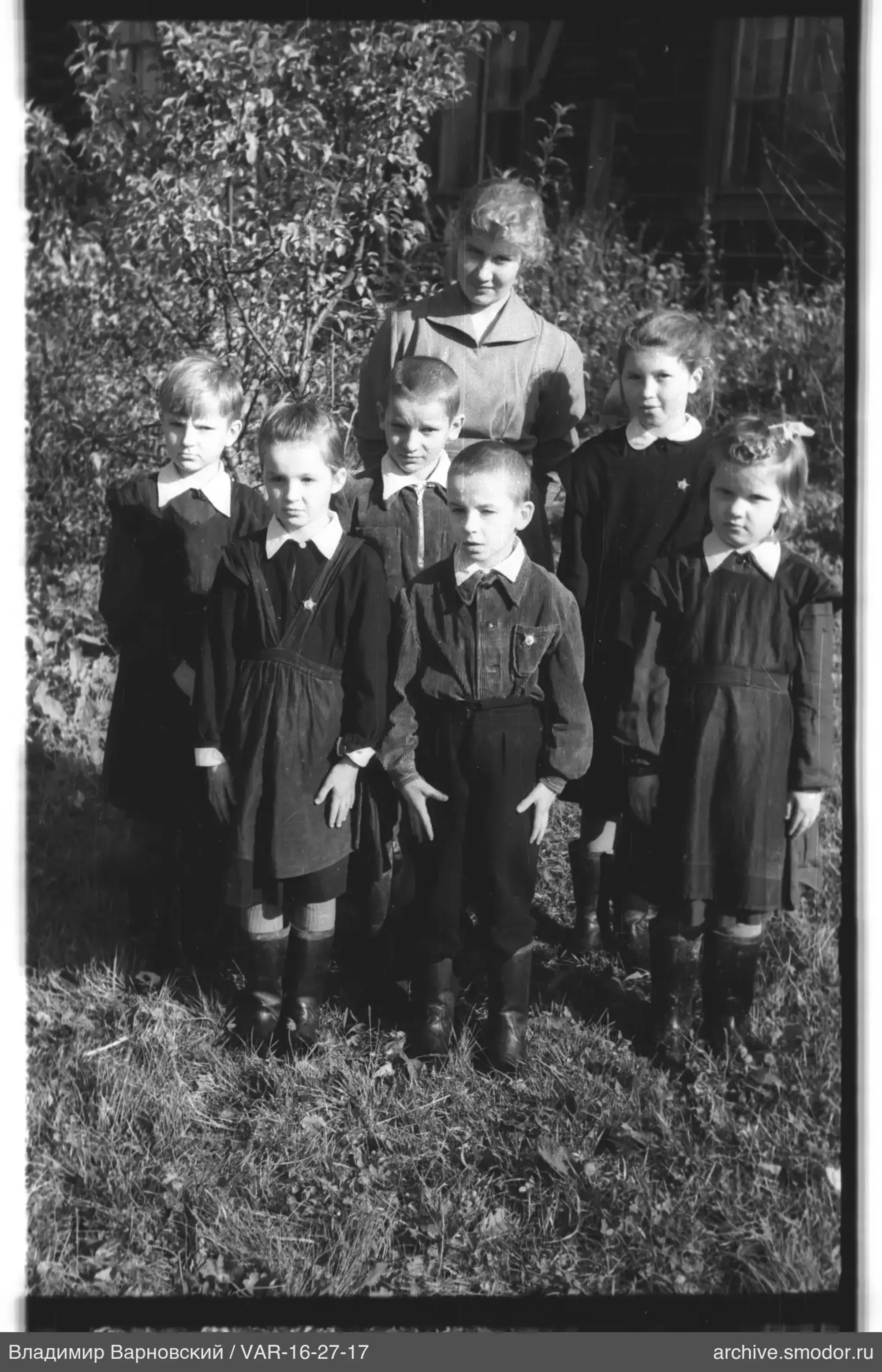 Gruppenporträt von Kindern und Frau