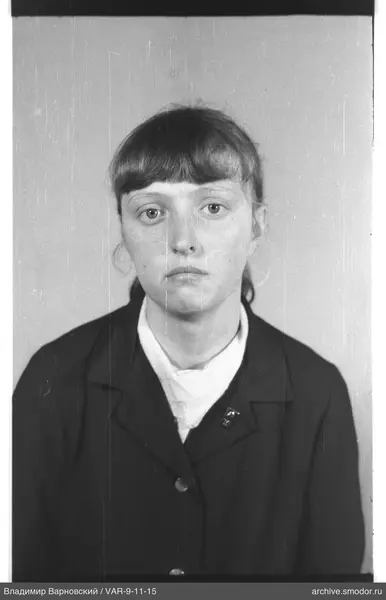 Porträt einer Frau in Jacke und Bluse