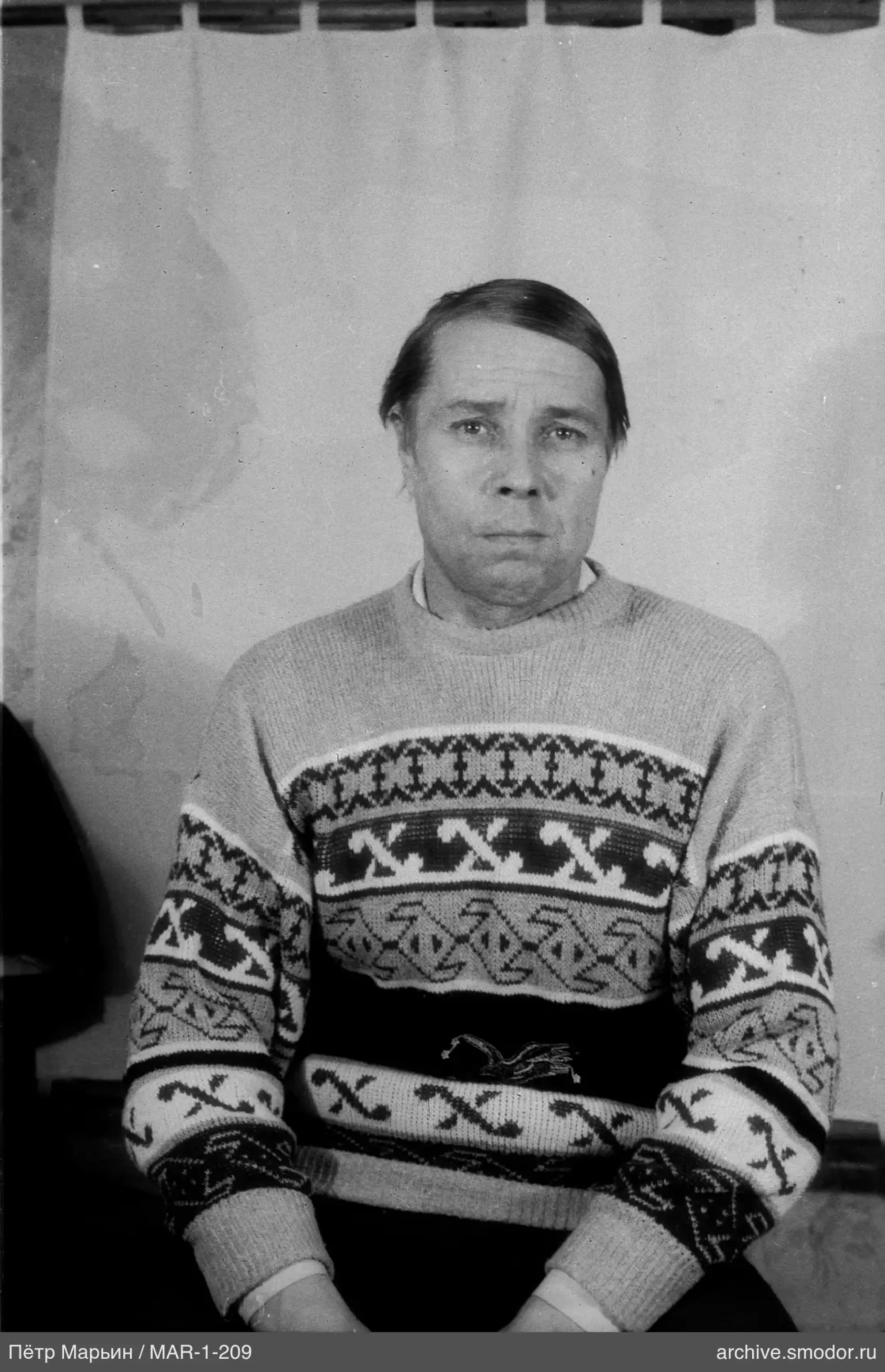 Портрет мужчины в светлом свитере