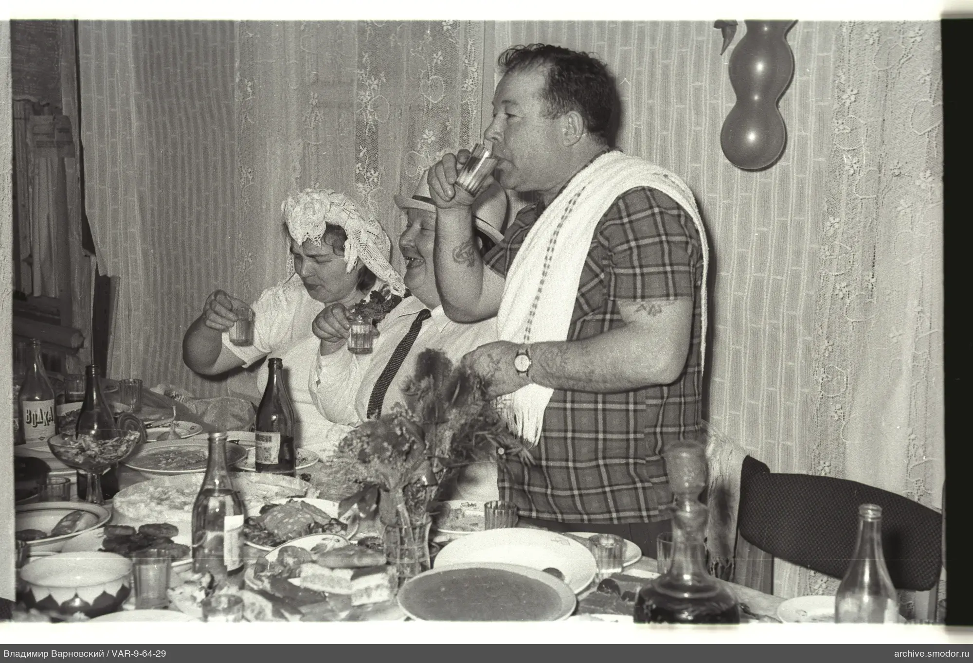 Drei Personen am Tisch mit Essen und Getränken