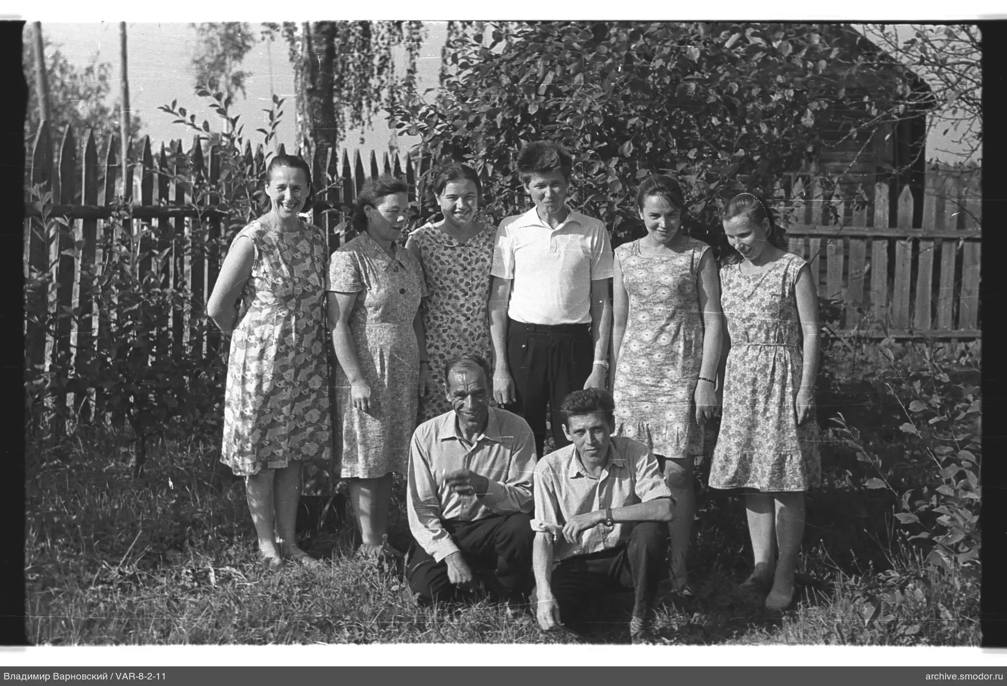 Gruppenporträt von Frauen und Männern