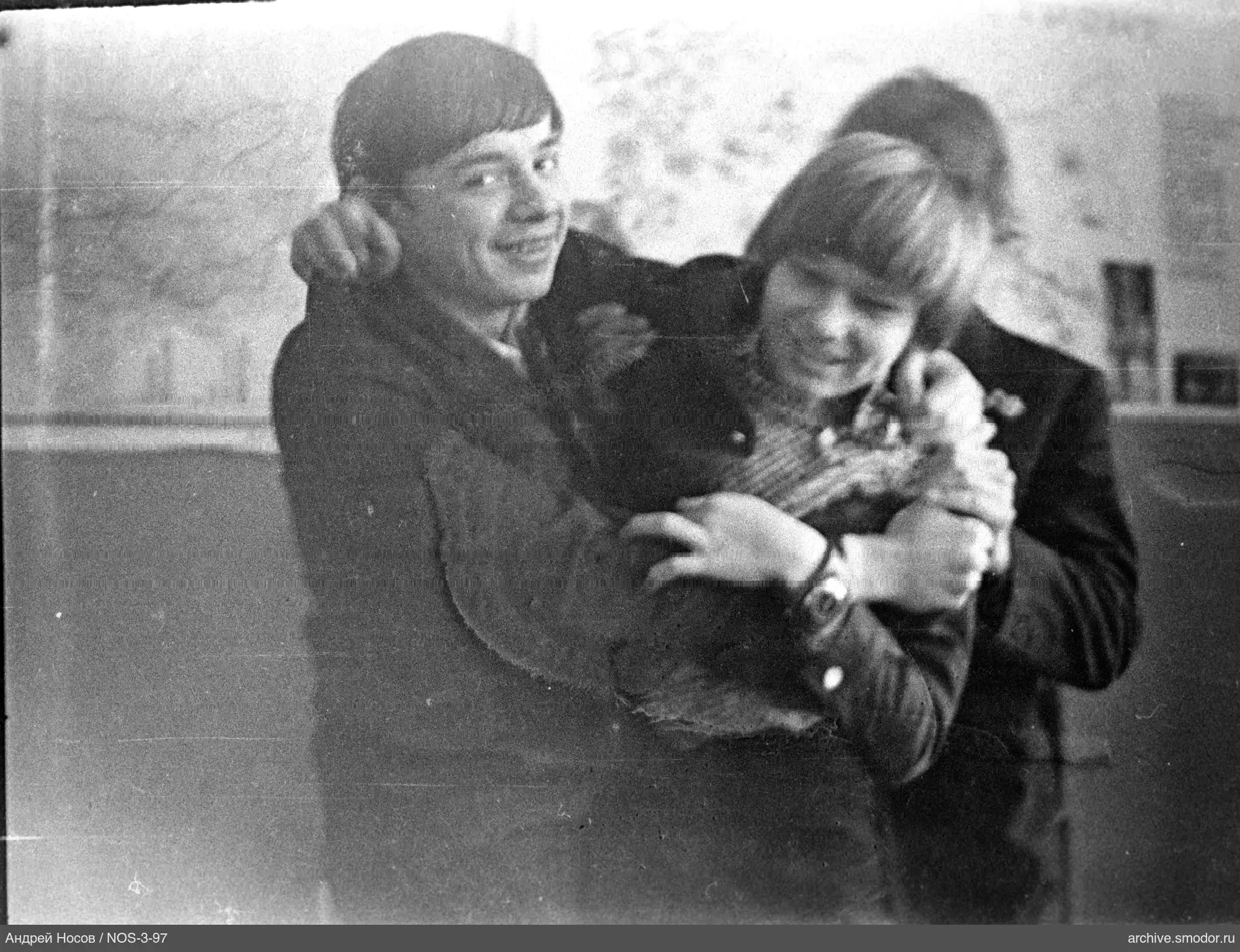 Три молодых мужчины на групповой фотографии