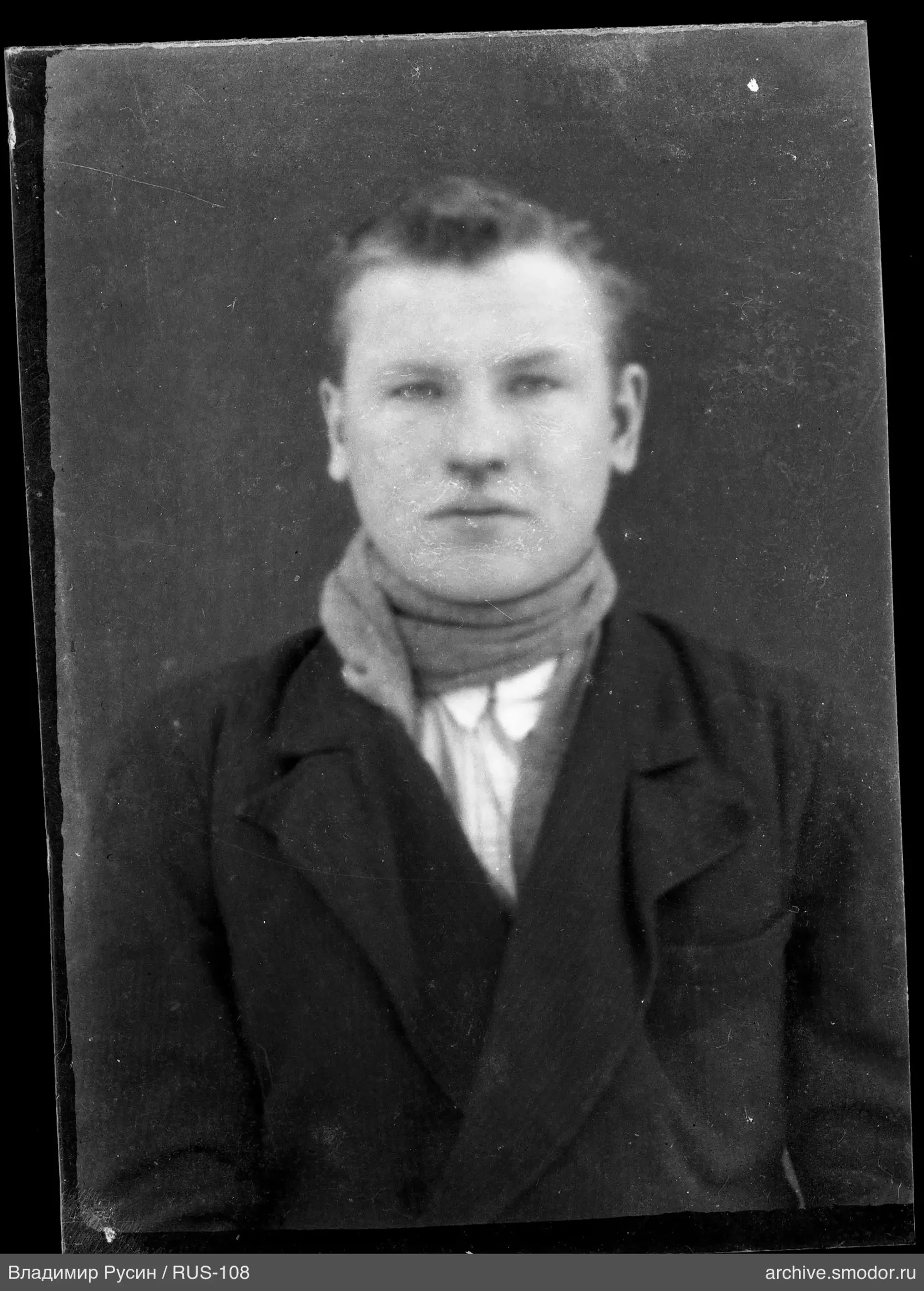 Портрет мужчины в темном пиджаке