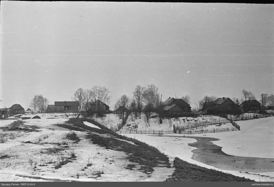 Landschaft mit zugefrorenem Fluss und Häusern