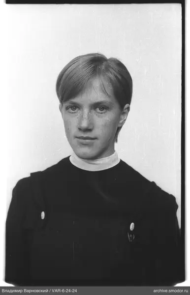 Porträt einer Frau in dunklem Kleid
