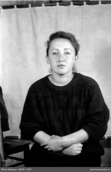 Портрет женщины в тёмном свитере
