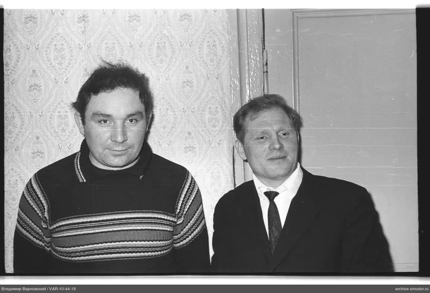 Два мужчины на групповой фотопортрет