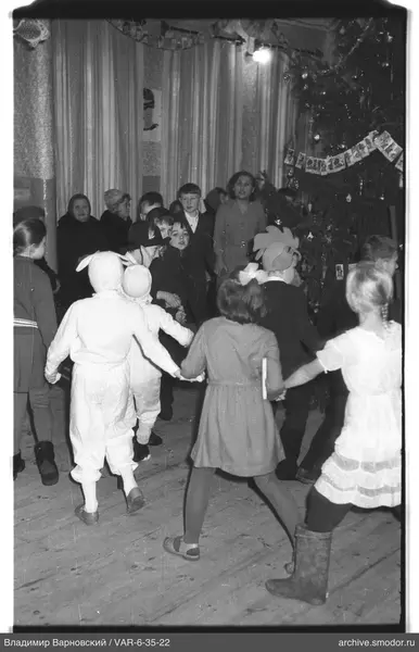 Kinder in Kostümen und Weihnachtsbaum