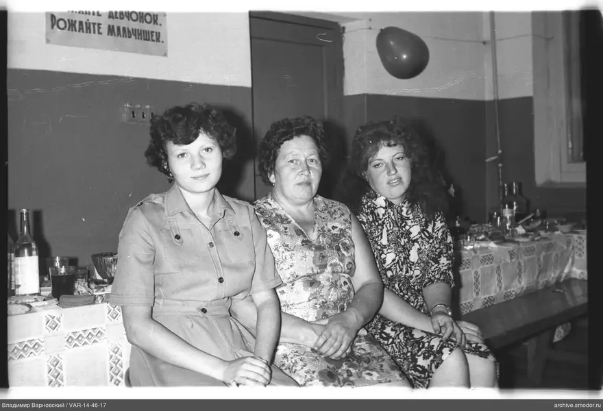 Gruppenporträt von Frauen am Tisch