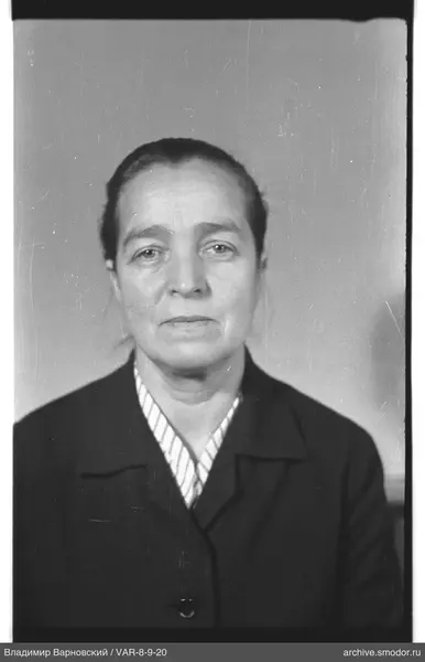 Porträt einer Frau in dunkler Jacke