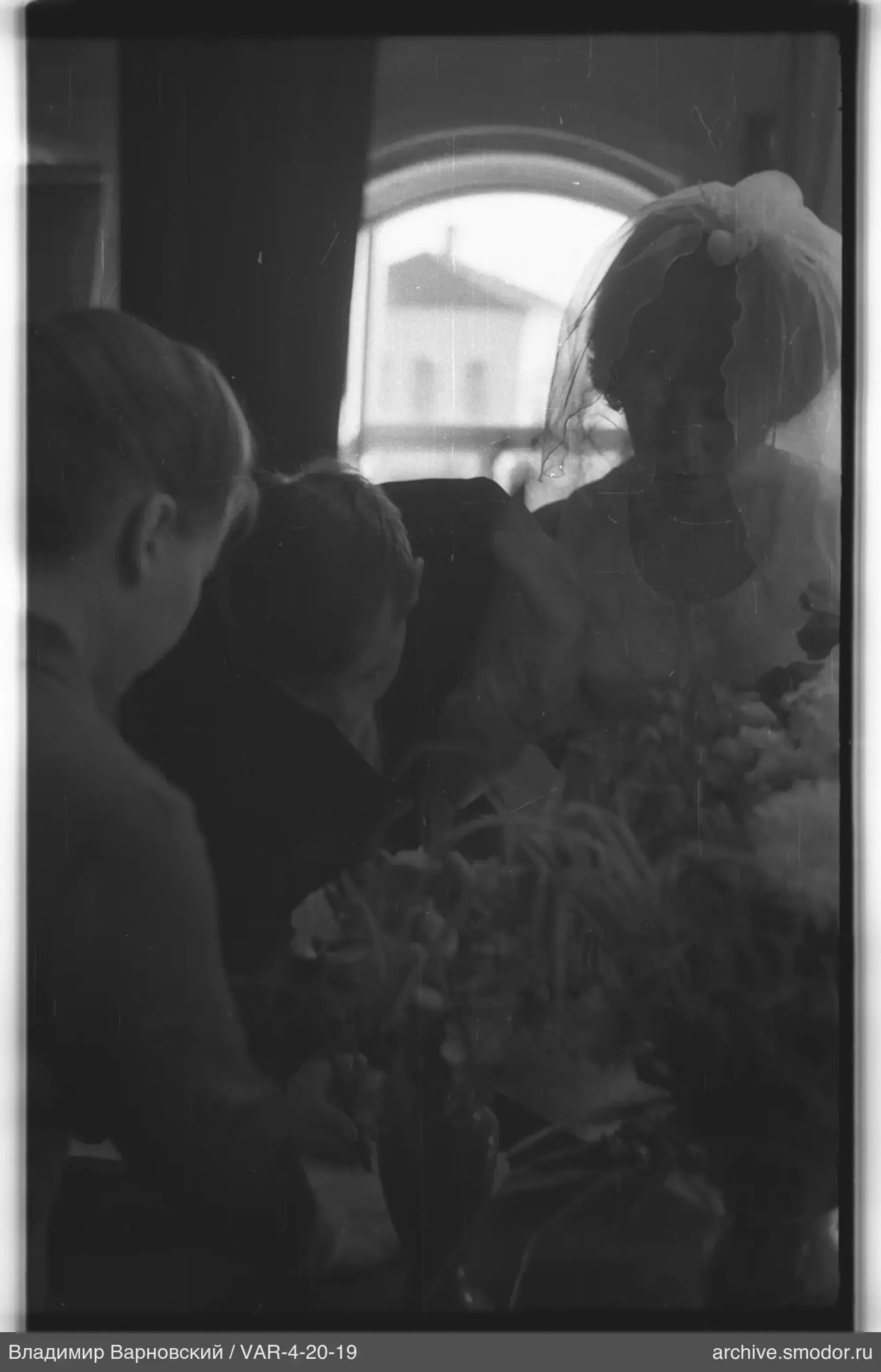 Mädchen im Hochzeitskleid mit Blumenstrauß