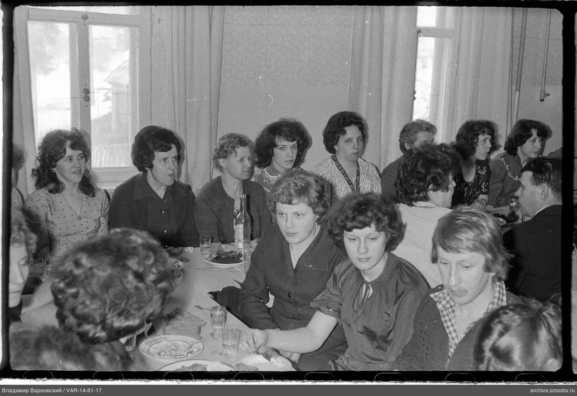 Gruppenporträt am Tisch