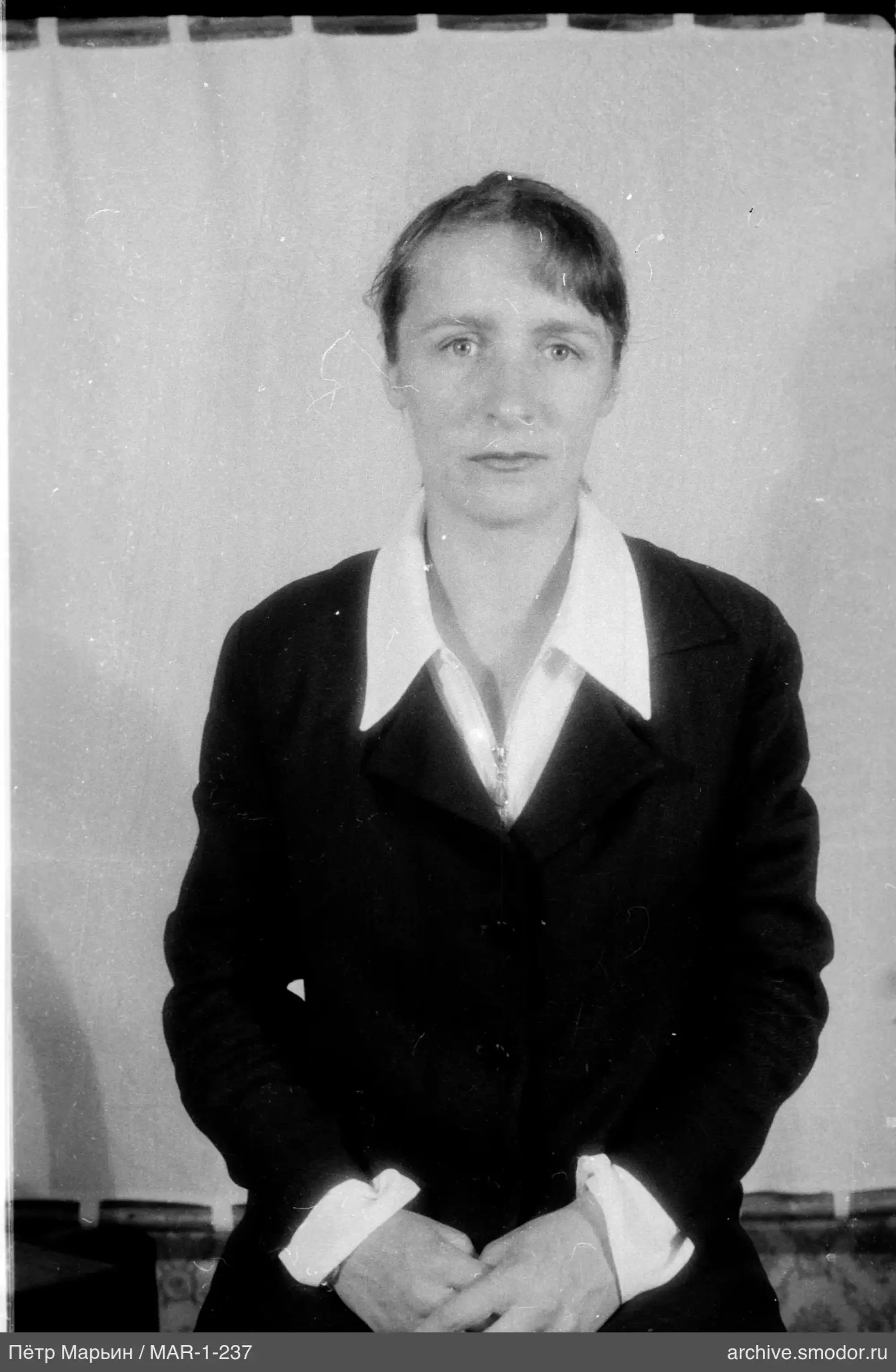 Porträt einer Frau in dunkler Jacke