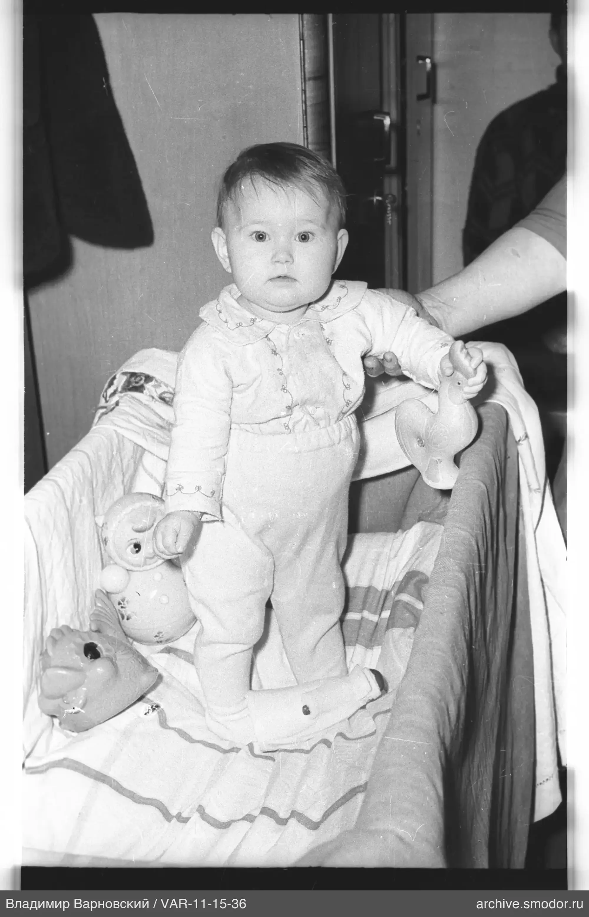 Kindes Vollbildportrait im Kinderbett