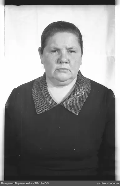 Porträt einer Frau vor hellem Hintergrund