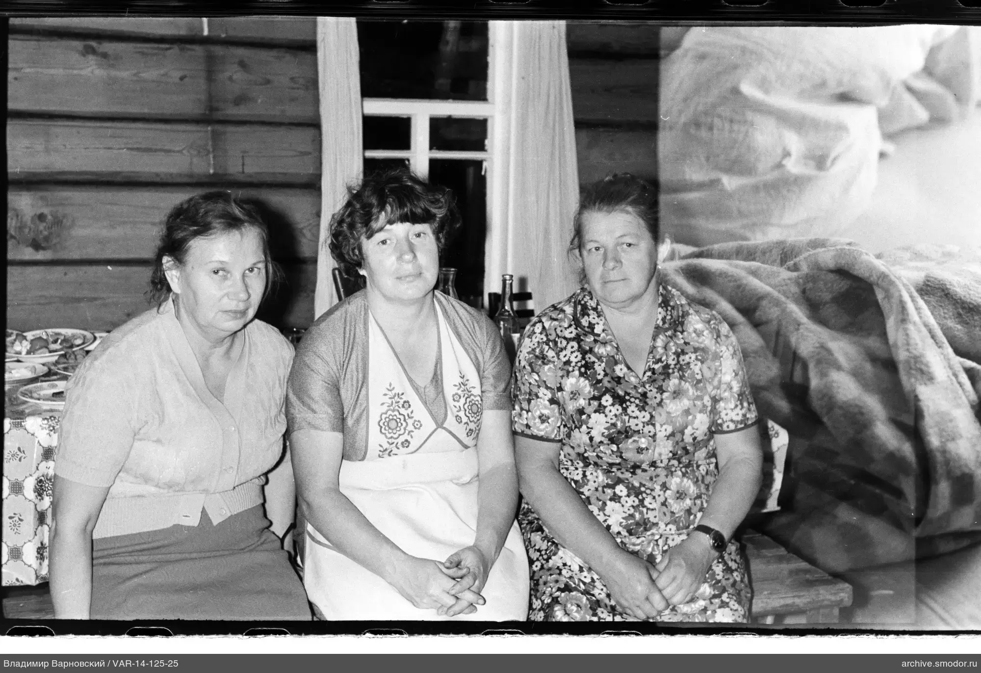 Gruppenporträt von Frauen in einem Holzraum