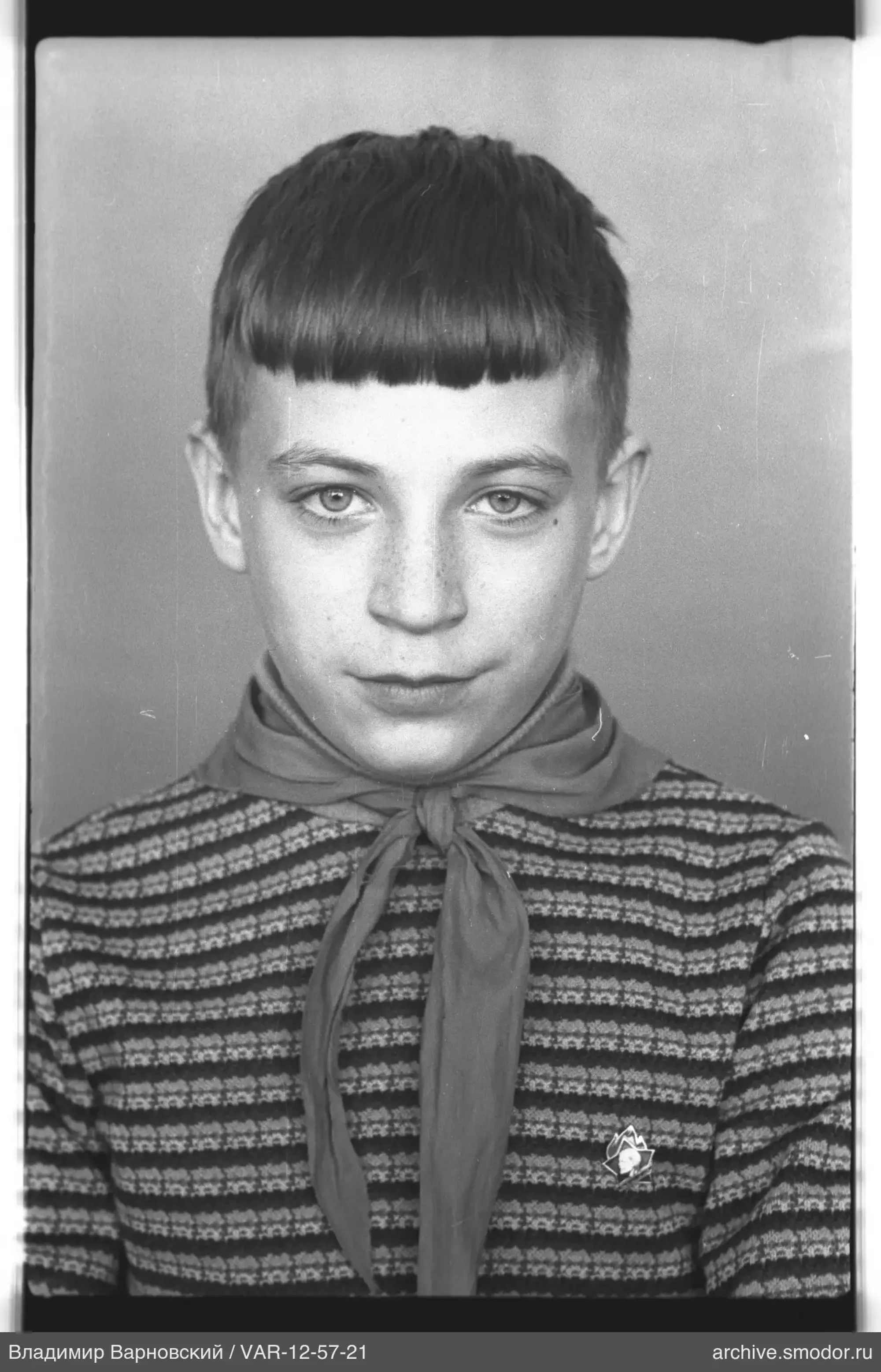Porträt eines Jungen mit Pionierhalstuch
