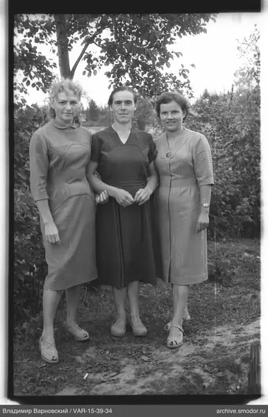 Gruppenporträt von Frauen bei einem Baum