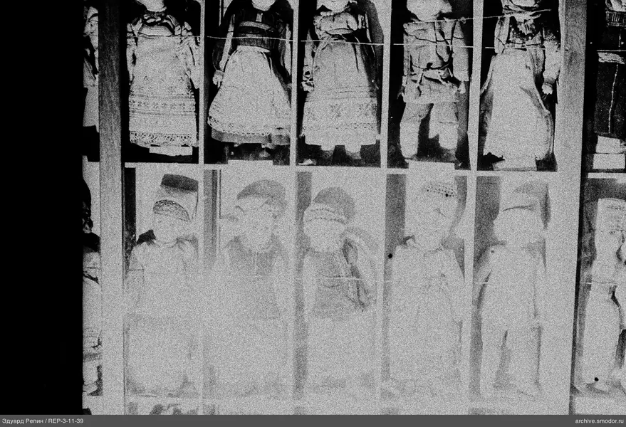 Vitrine mit Puppen in Nationalkostümen