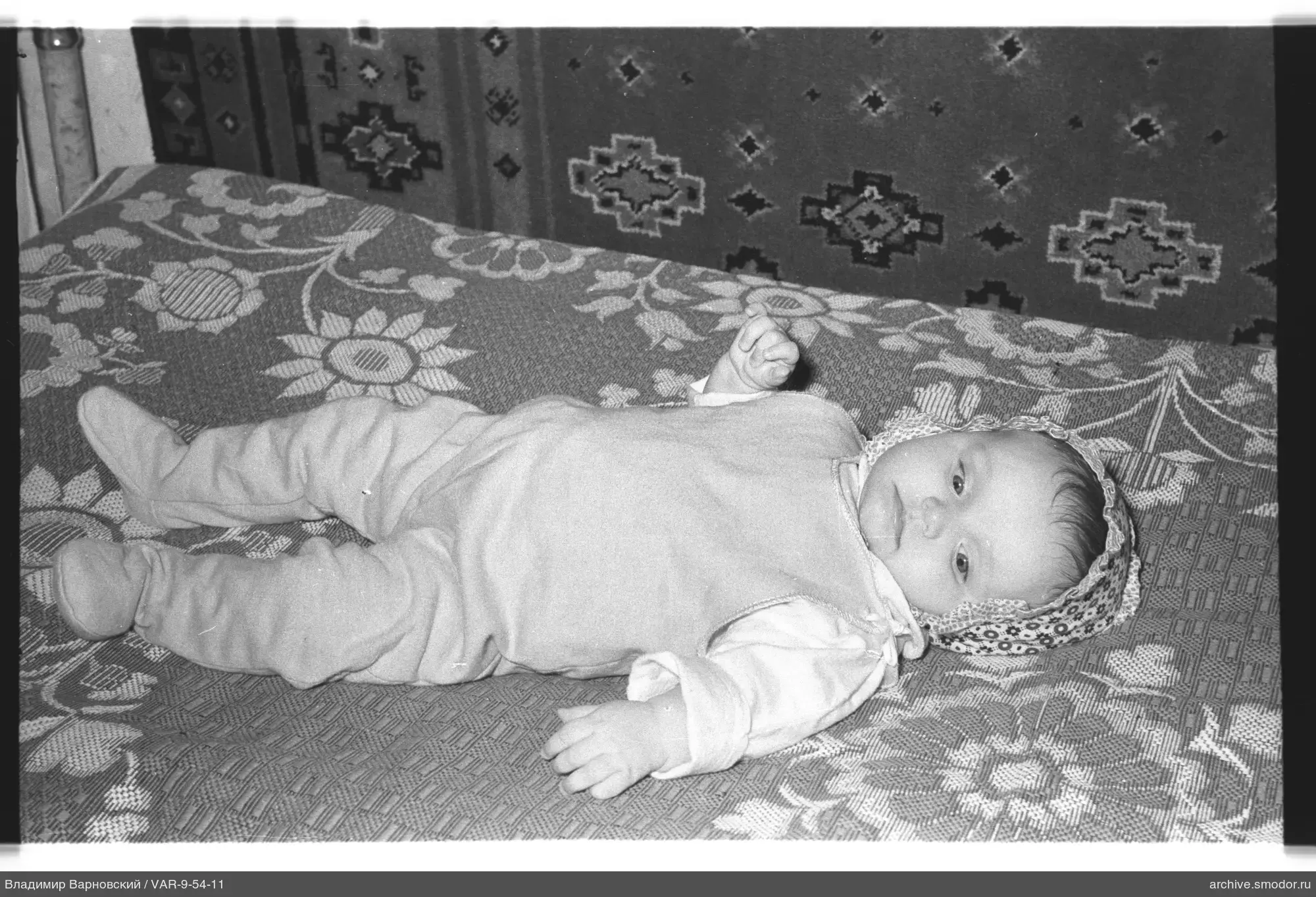Kinderporträt auf dem Bett