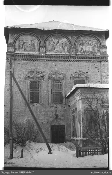 Steingebäude mit Bogenfenstern und Fresken