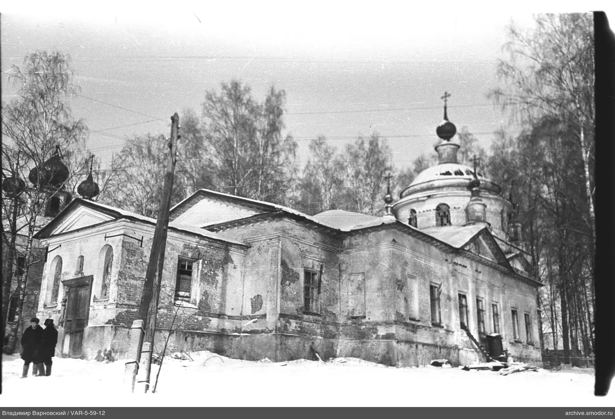 Церковное здание с двумя людьми на снегу