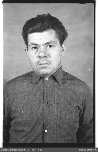 Портрет мужчины в темной рубашке