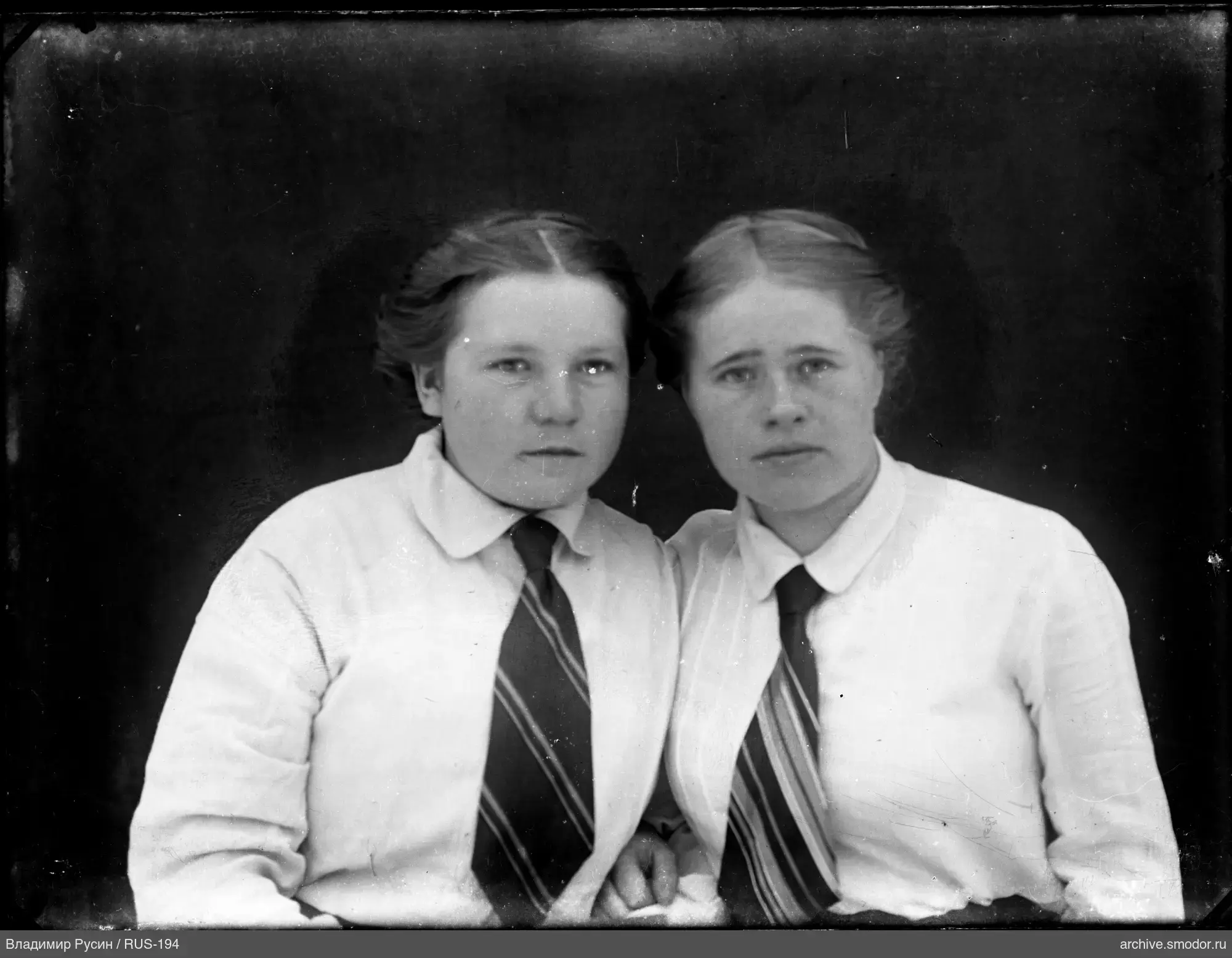 Zwei Frauen in hellen Hemden und Krawatten