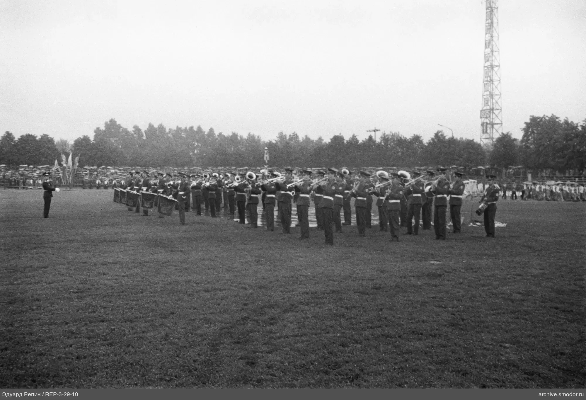 Militärischer Musikzug auf dem Feld