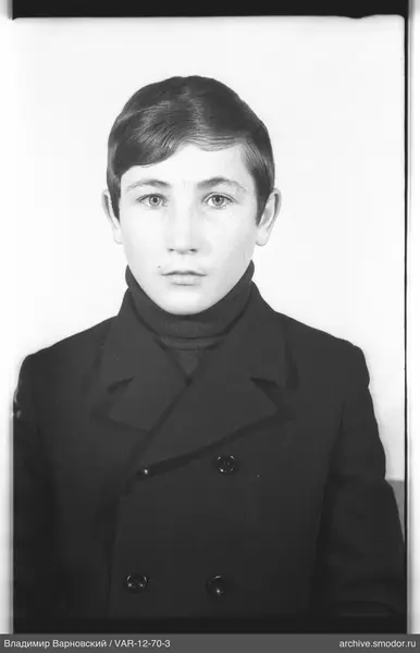 Портрет мальчика в тёмном пальто