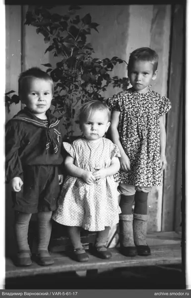Gruppenporträt von drei Kindern