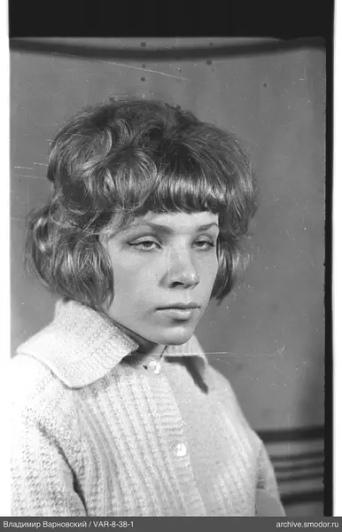 Porträt einer Frau mit kurzen welligen Haaren