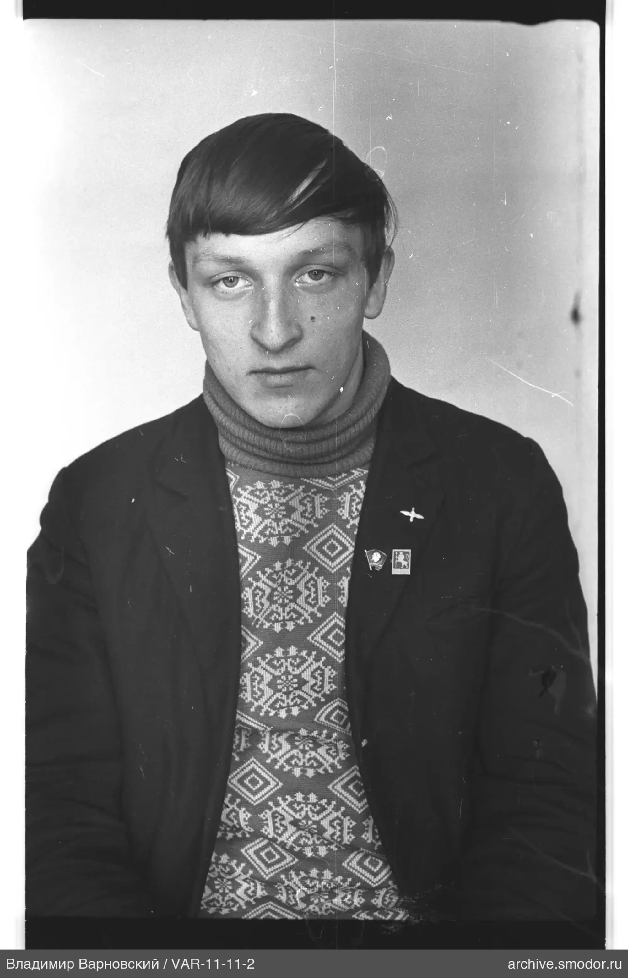Porträt eines Mannes in Jacke und Pullover