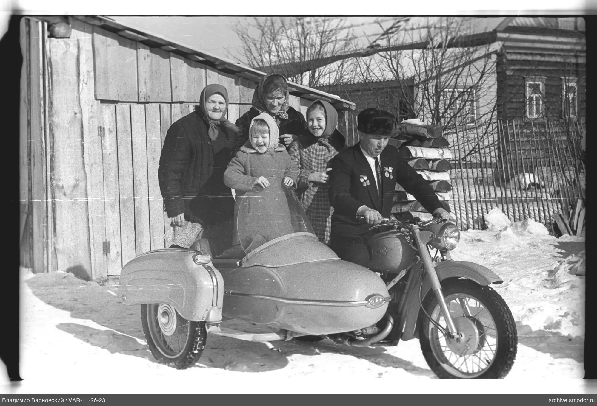 Mann auf Motorrad mit Frauen und Mädchen