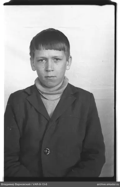 Porträt eines Jungen in dunkler Jacke