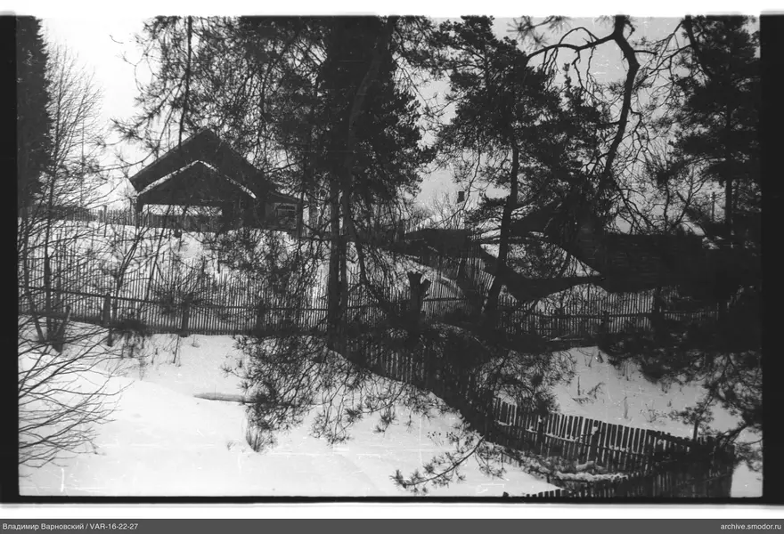Holzhaus auf verschneitem Hang