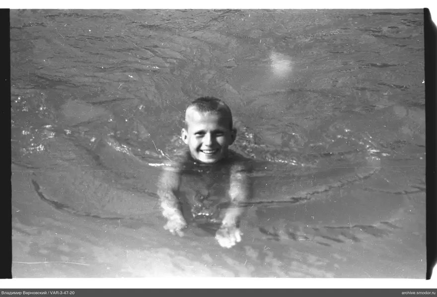 Junge im Wasser mit ausgestreckten Armen